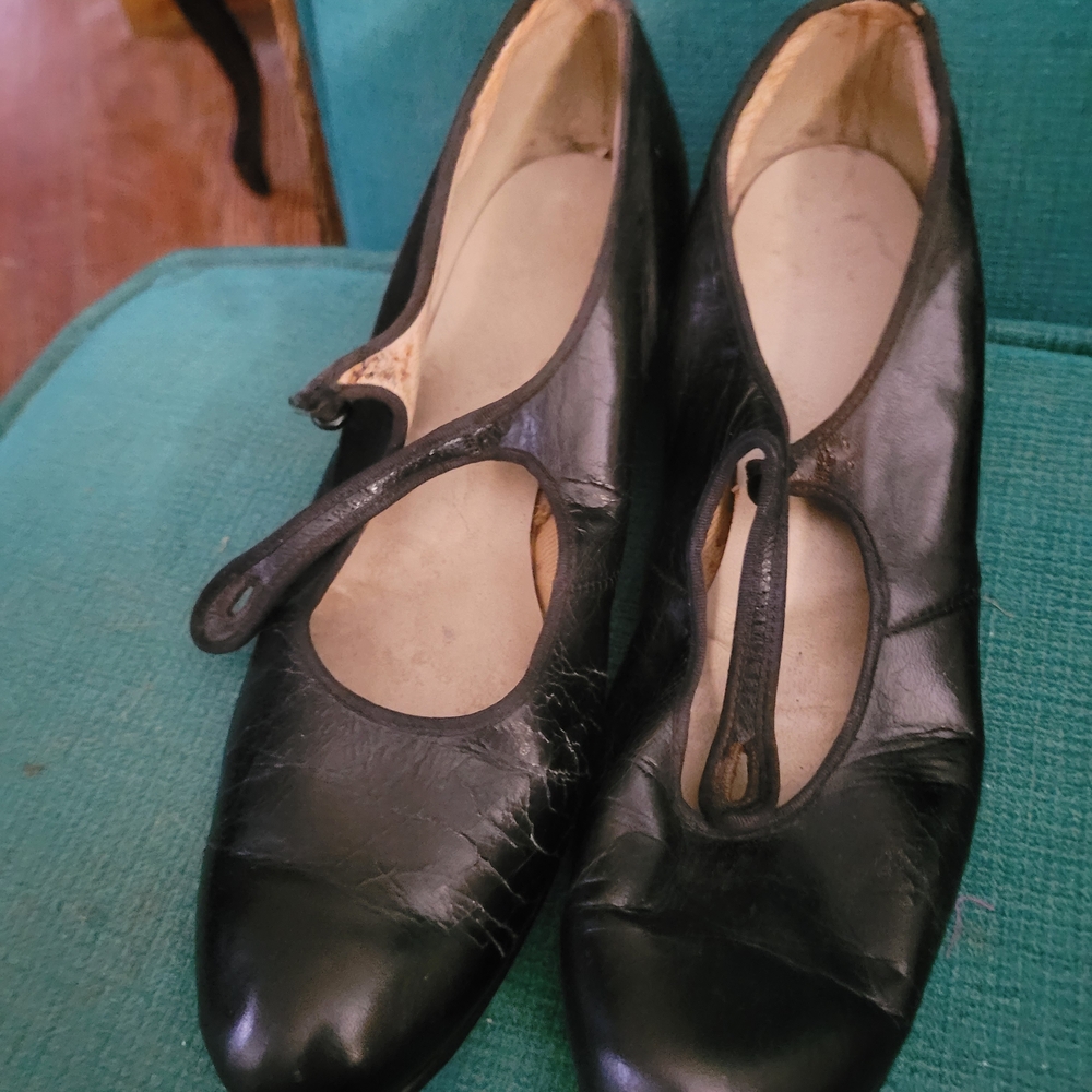 Elegant Leather Black Women's Low Heel Shoes 6 1/2 Poss 7 Model 1508